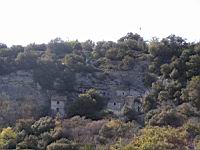 Vaucluse, Bollene, Site troglodyte de Barry, Vue de la falaise en face (18)